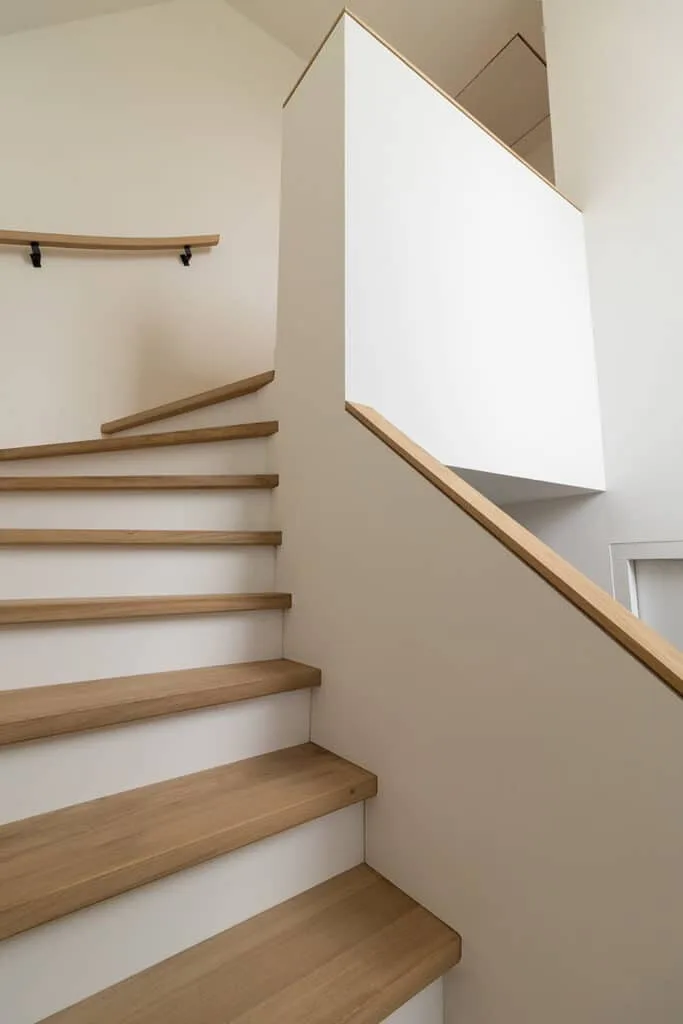 Trap Balustrades modern muurtje eiken treden