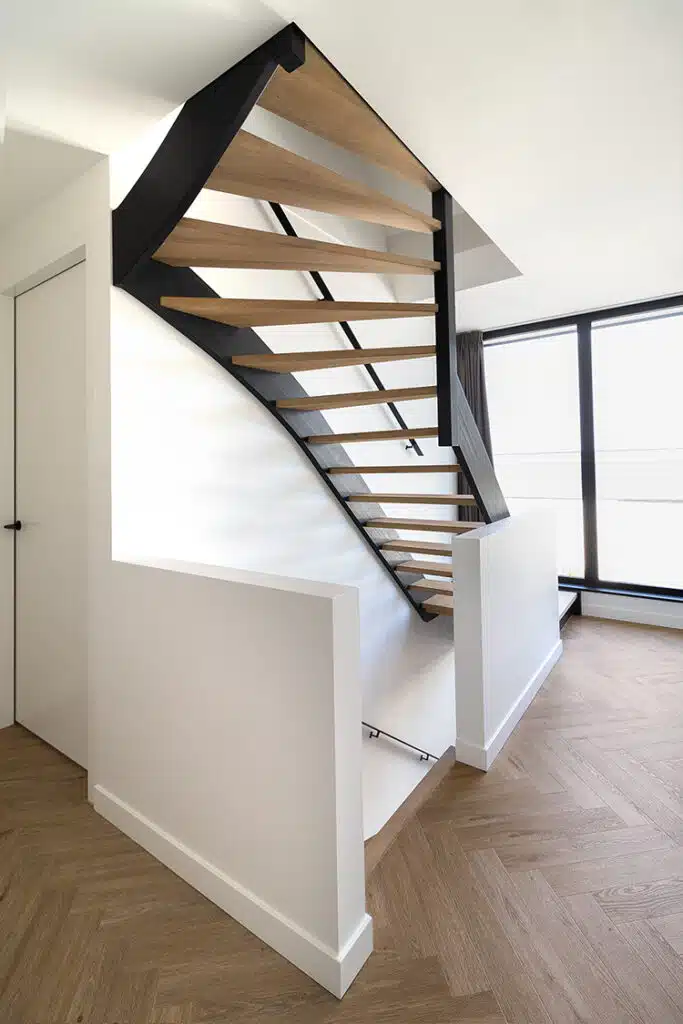 Trap Balustrades modern muurtje eiken treden zwarte boom
