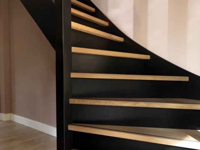Elegante Moderne Zwarte trap met eiken treden