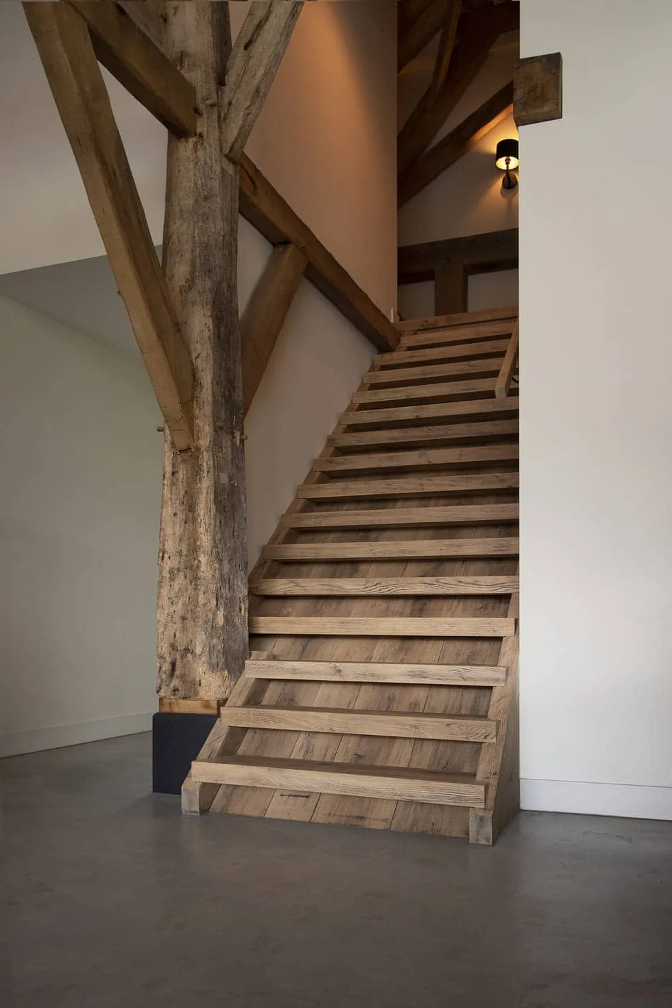 rustiek-landelijke-eiken-steektrap-met-schuine-stootborden-2