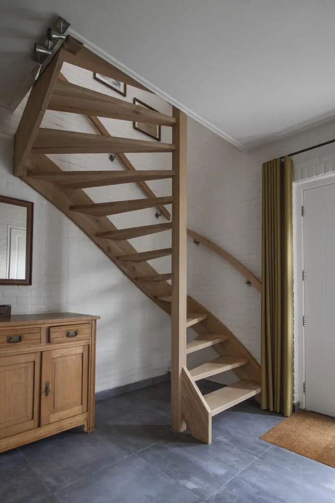 Houten basis trap in een Scandinavisch geïnspireerd interieur