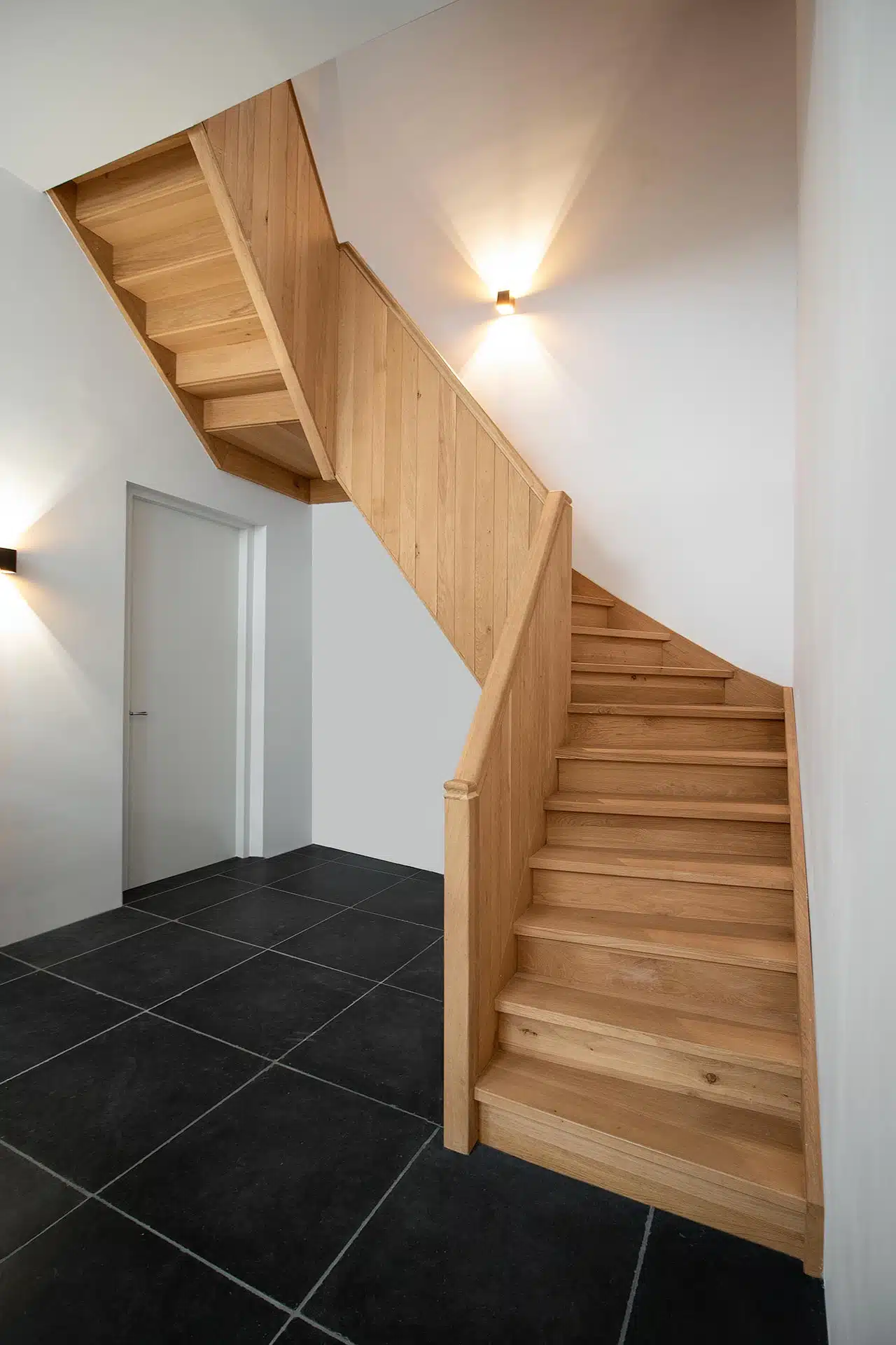 Dichte-balustrade-eiken-trap-01 Eiken trap met dichte balustrade