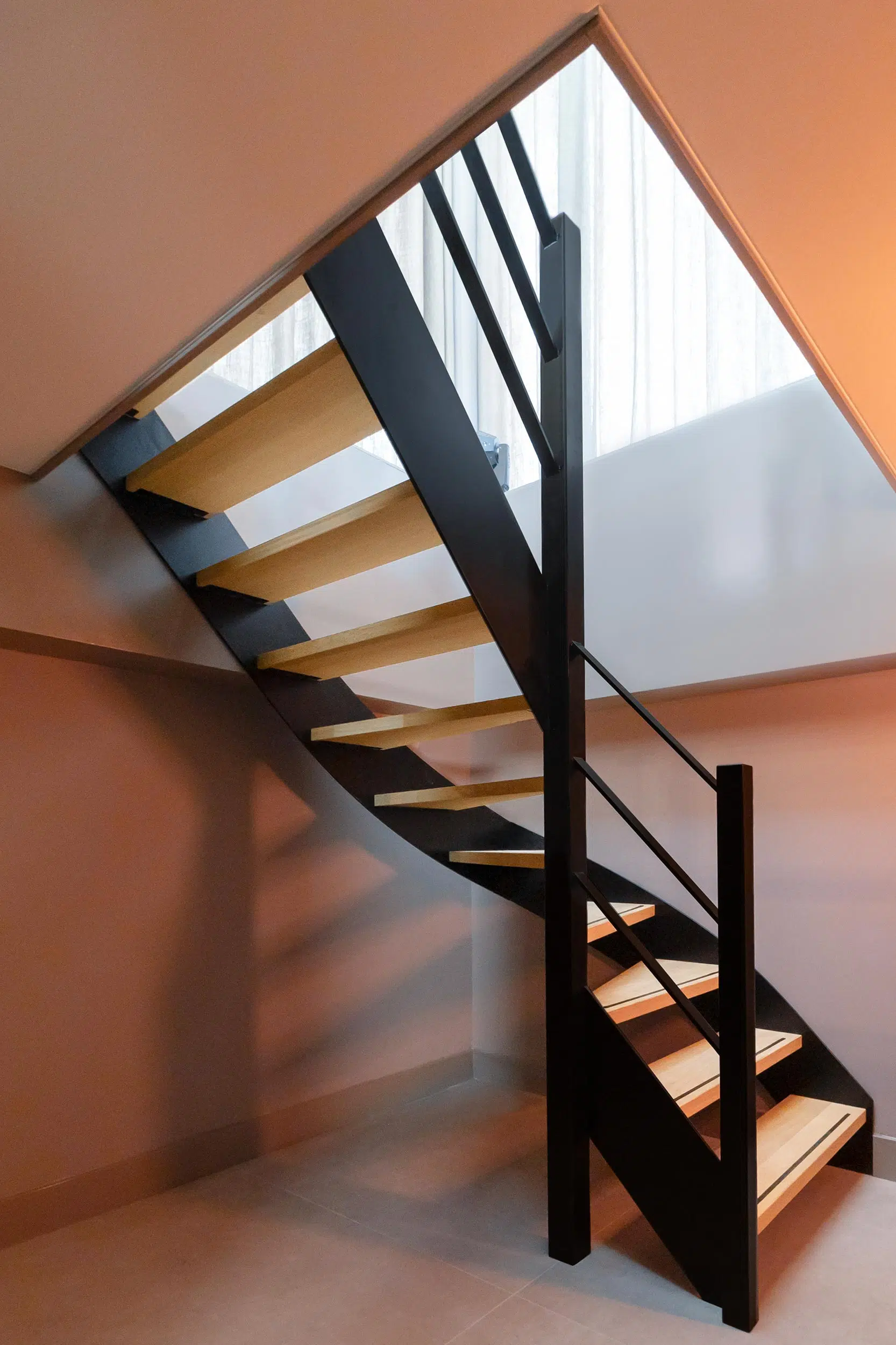 Trap-met-zwart-stalen-frame-en-eiken-treden-1 Trap met zwart stalen frame en eiken treden