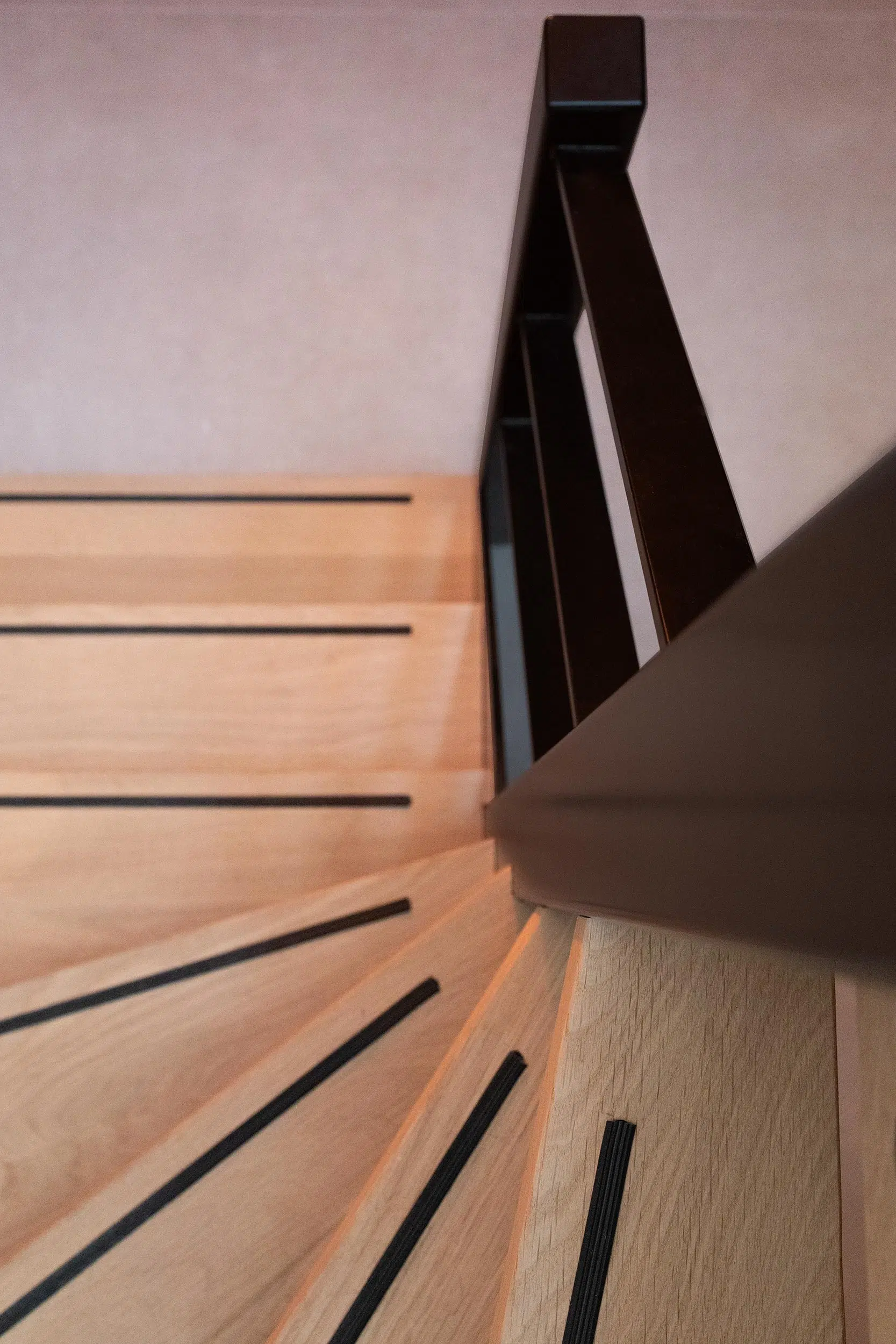 Trap-met-zwart-stalen-frame-en-eiken-treden-6