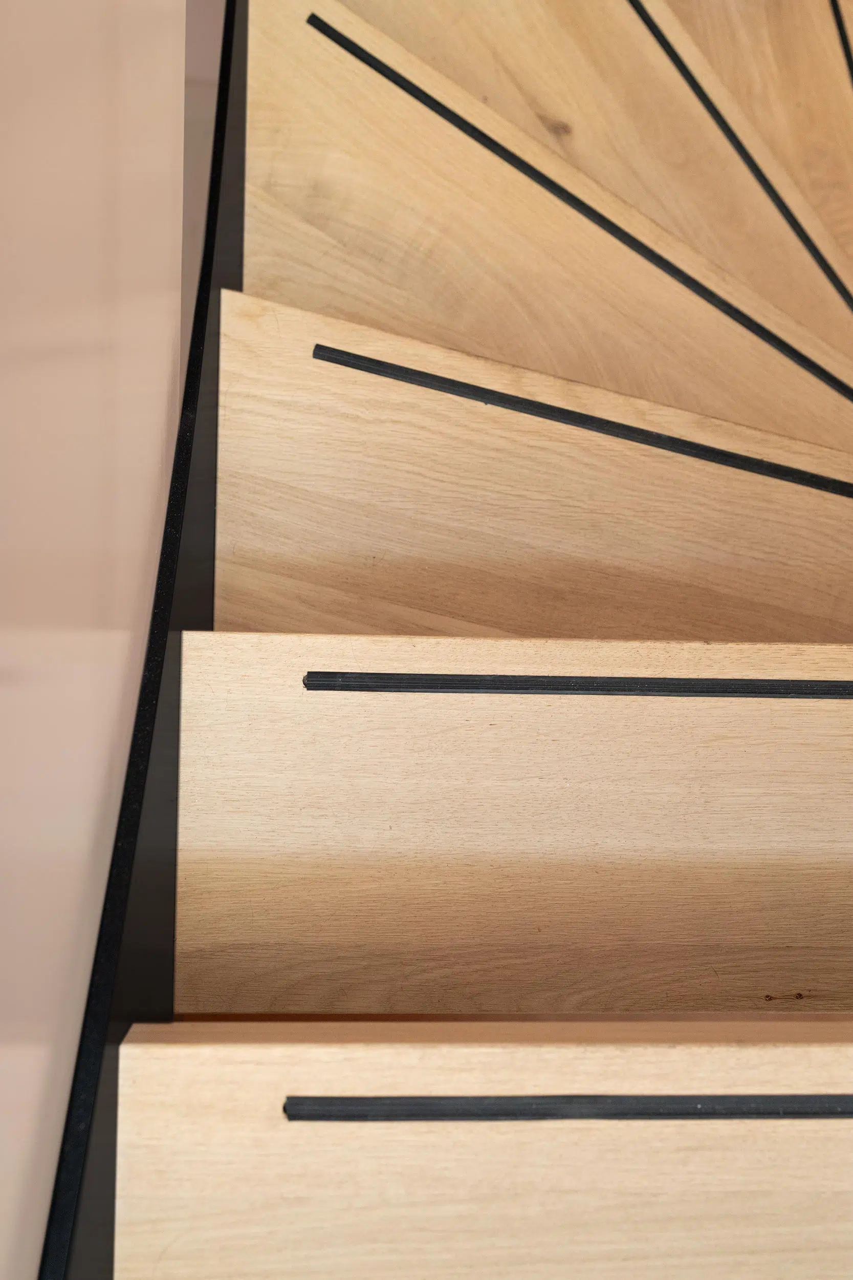 Trap-met-zwart-stalen-frame-en-eiken-treden-8