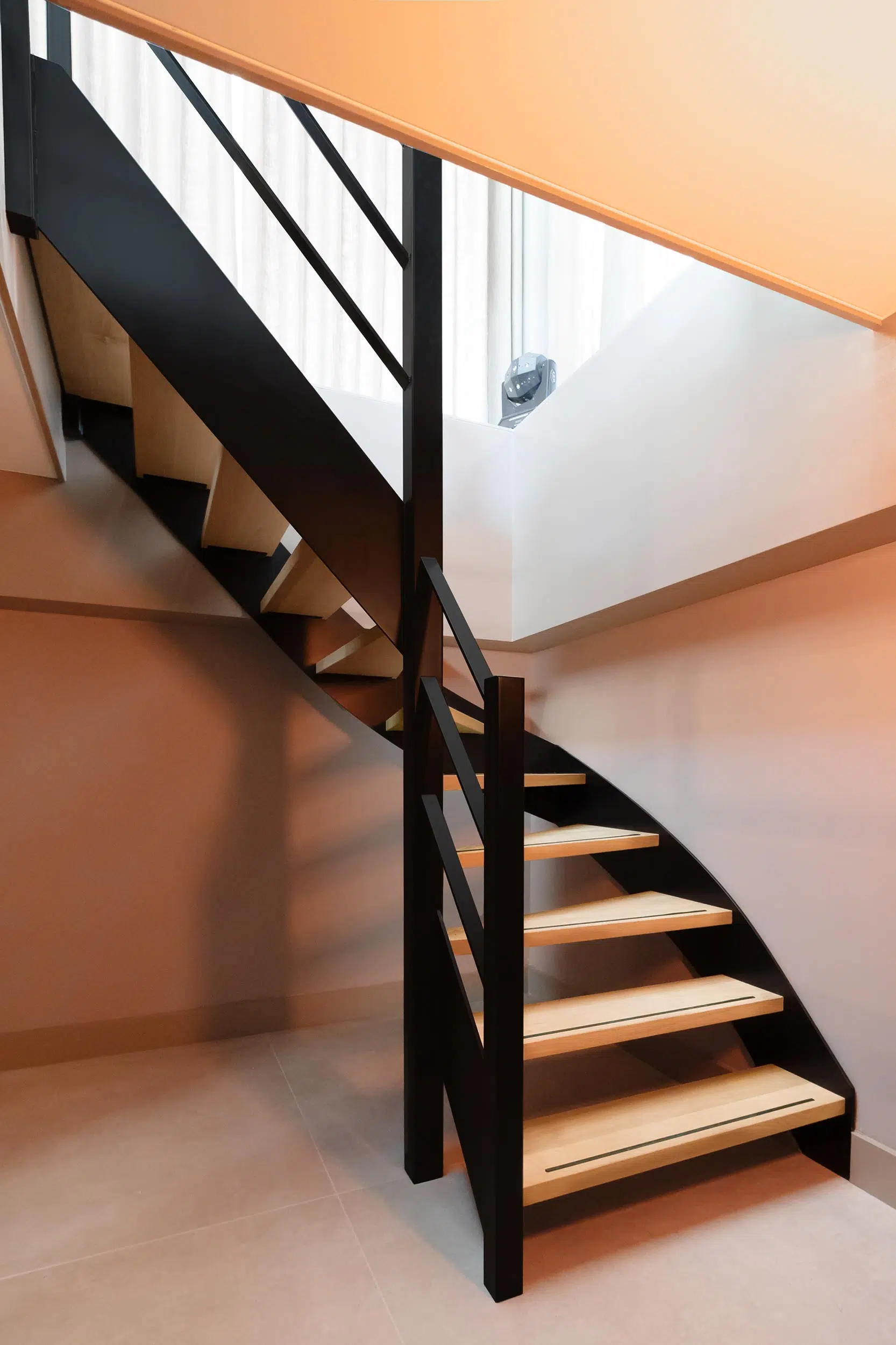 Trap-met-zwart-stalen-frame-en-eiken-treden3