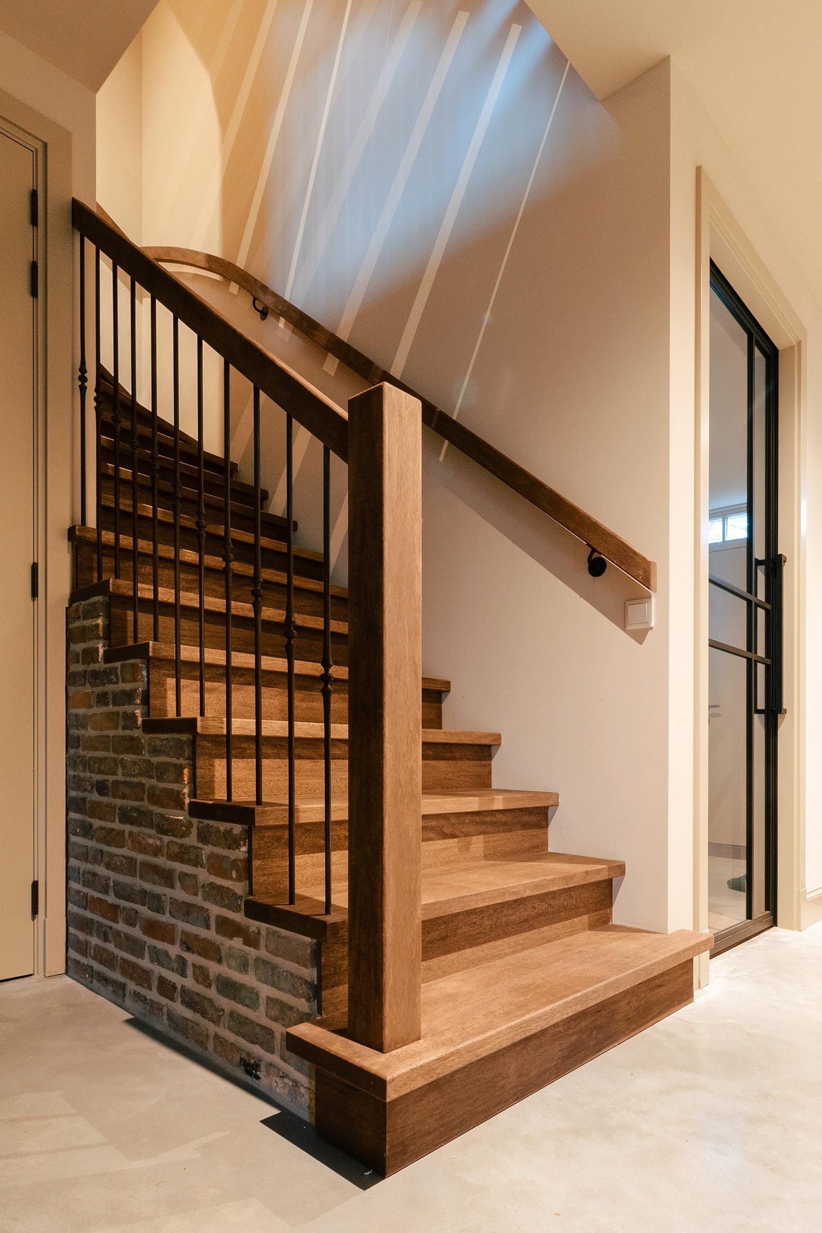 Houten Trap op gemetseld muurtje 00002 Houten Trap op gemetseld muurtje