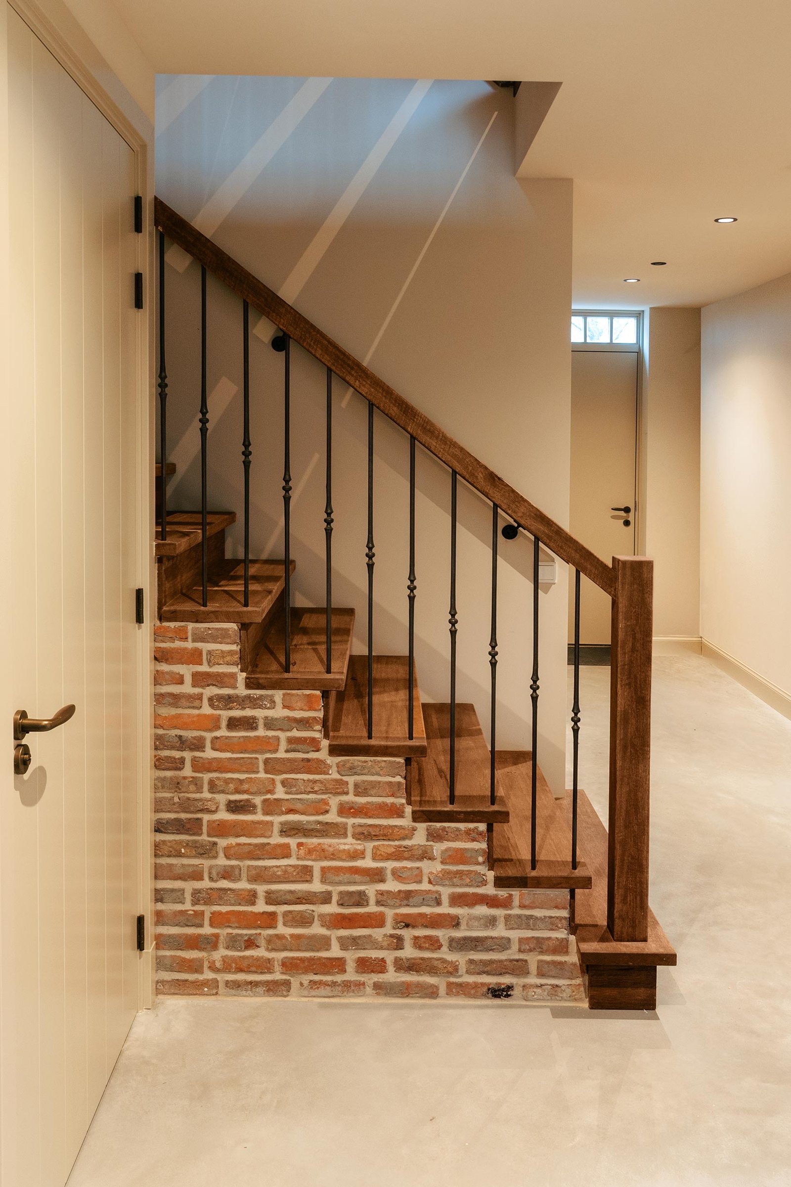 Houten Trap op gemetseld muurtje 00003 Houten Trap op gemetseld muurtje