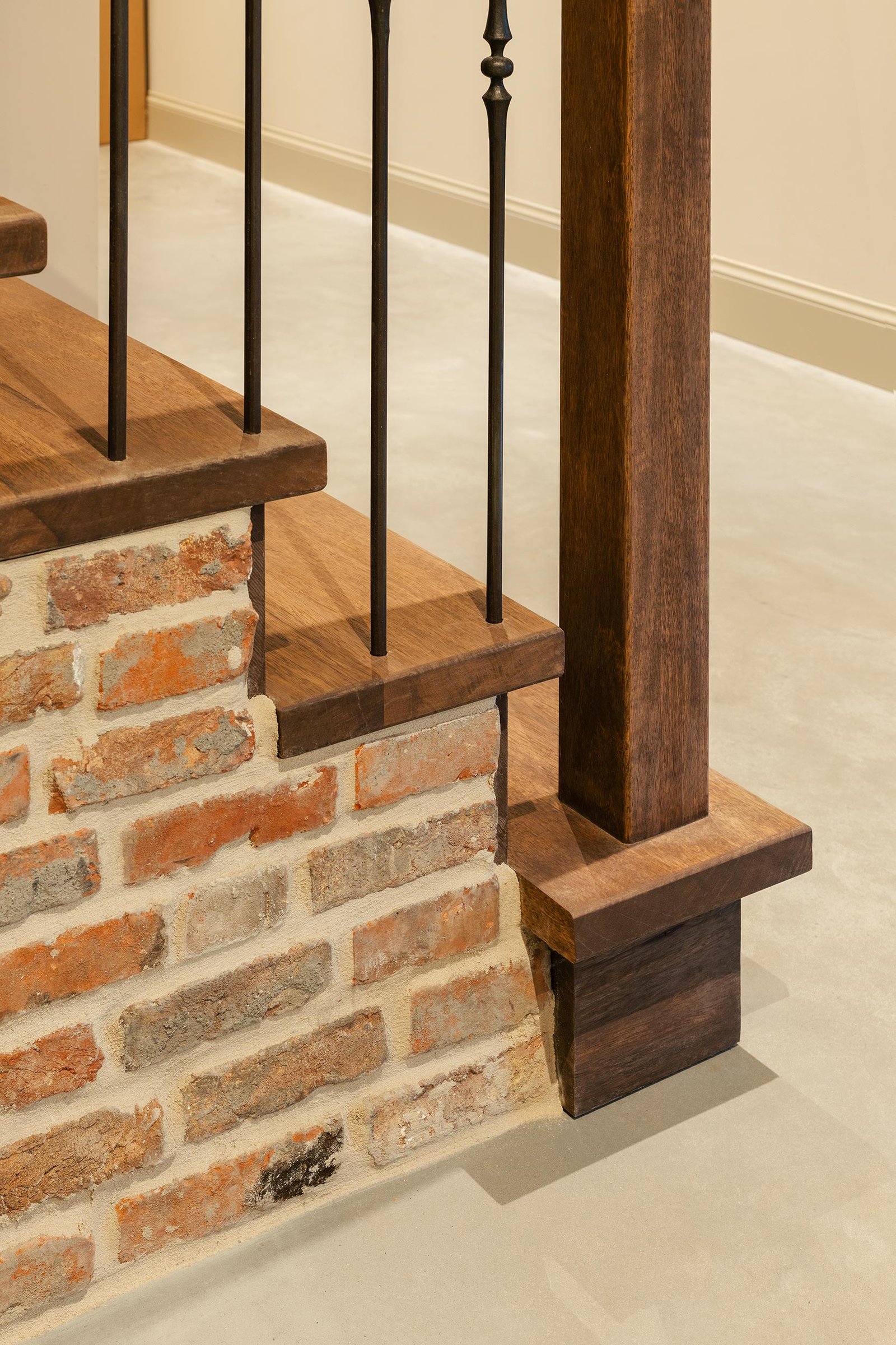 Houten Trap op gemetseld muurtje 00006 Houten Trap op gemetseld muurtje