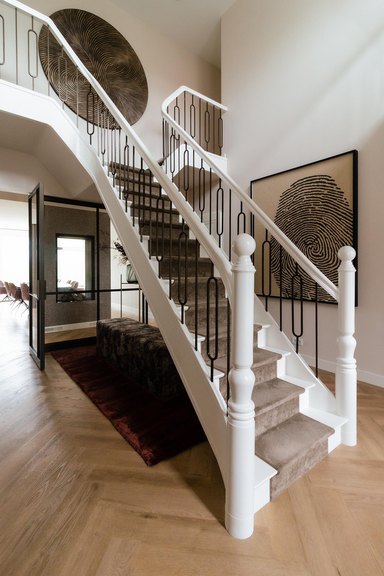 Luxe hal trap met loper.