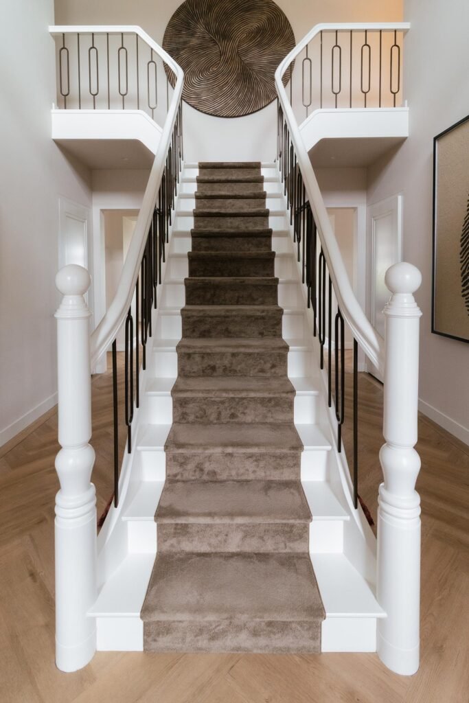 Luxe hal trap met loper.