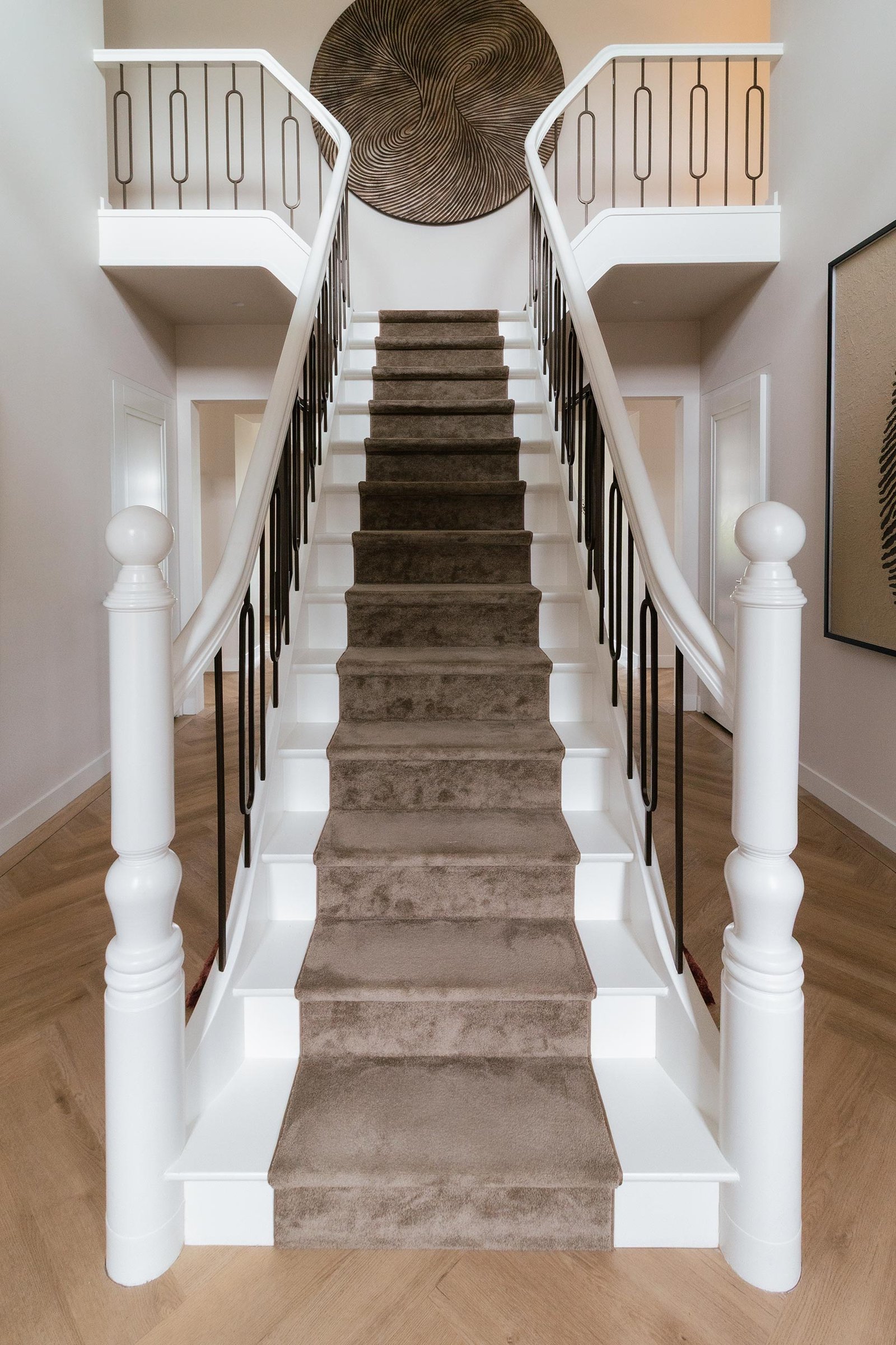 Luxe hal trap met loper.