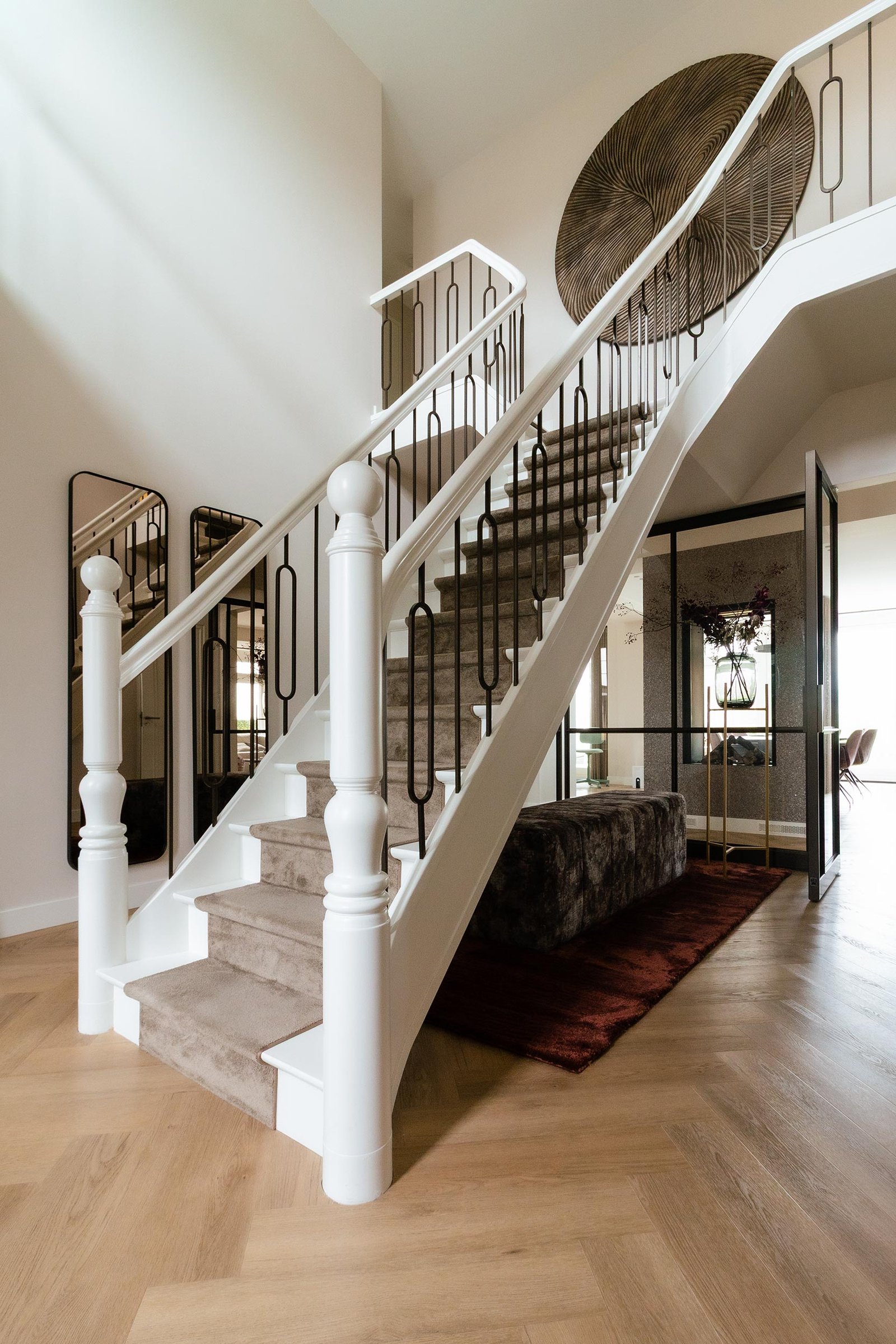 Luxe hal trap met loper.