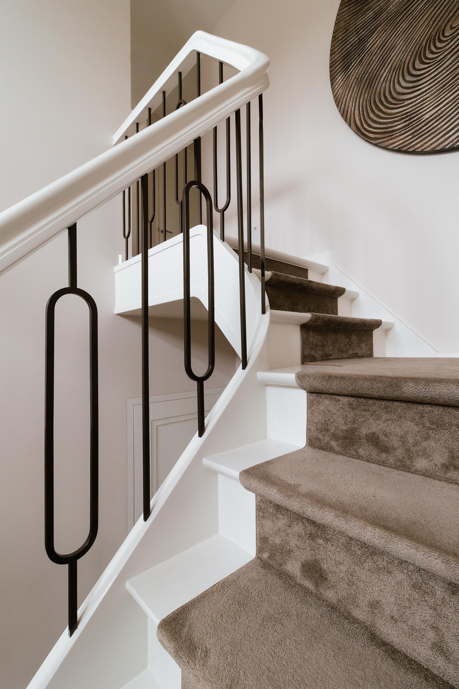 Luxe hal trap met loper.