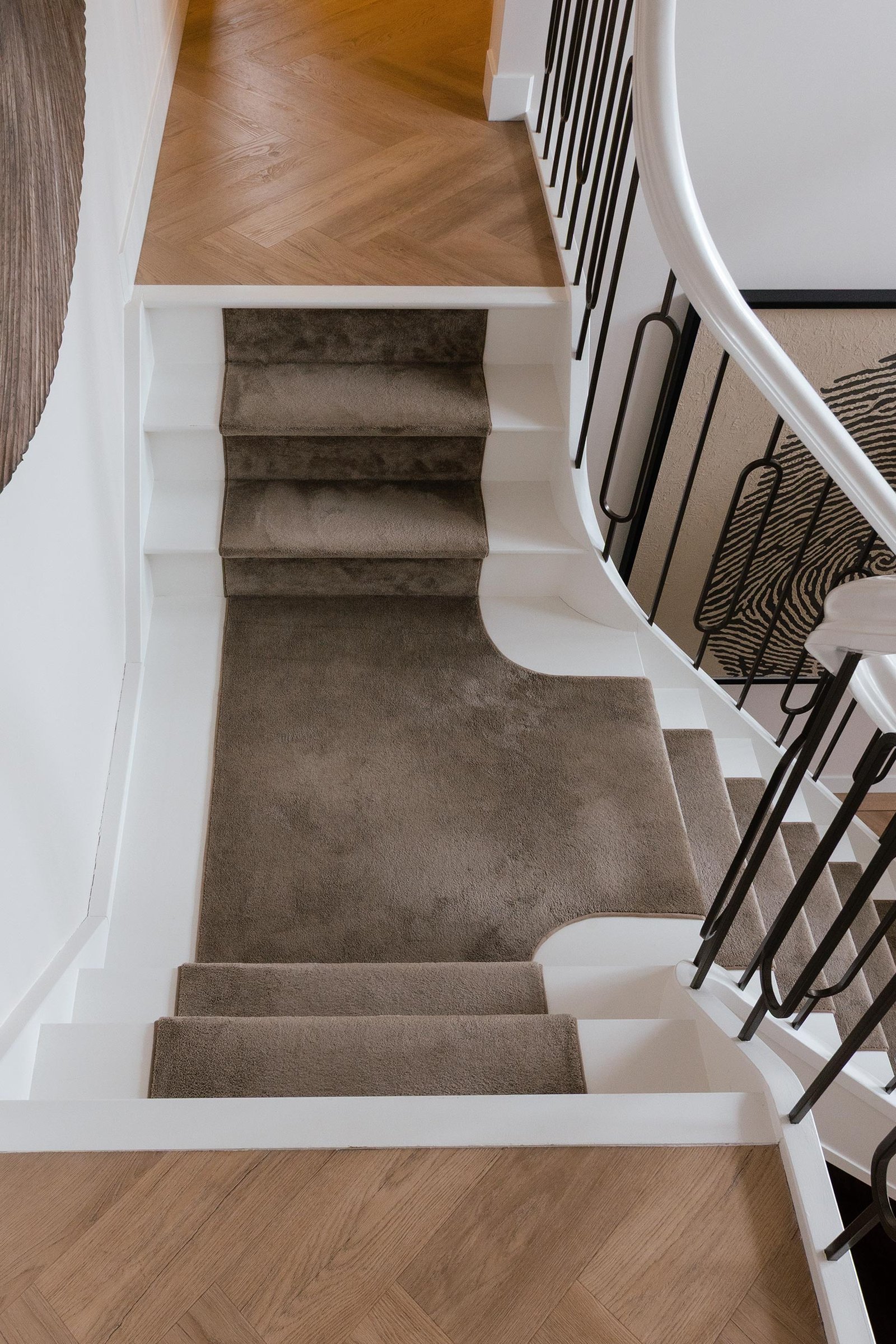 Luxe hal trap met loper.