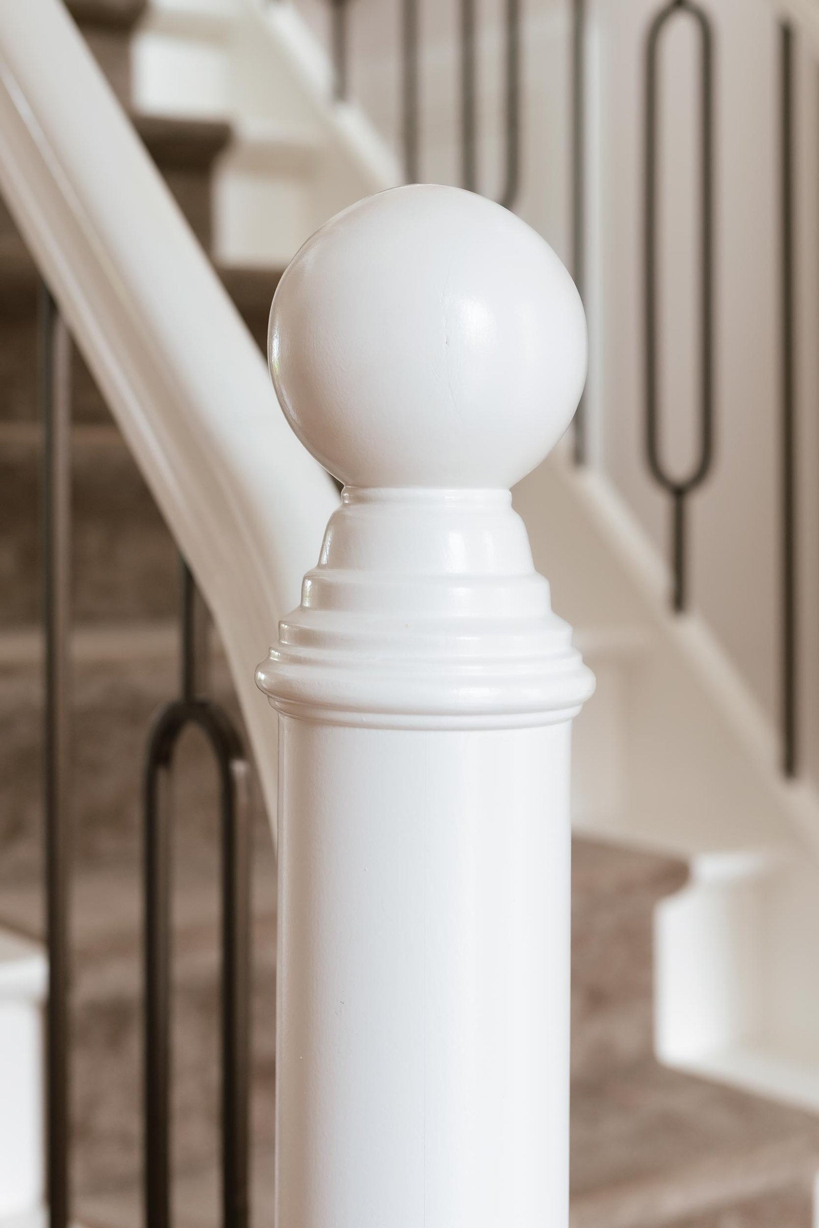 Luxe hal trap met loper.