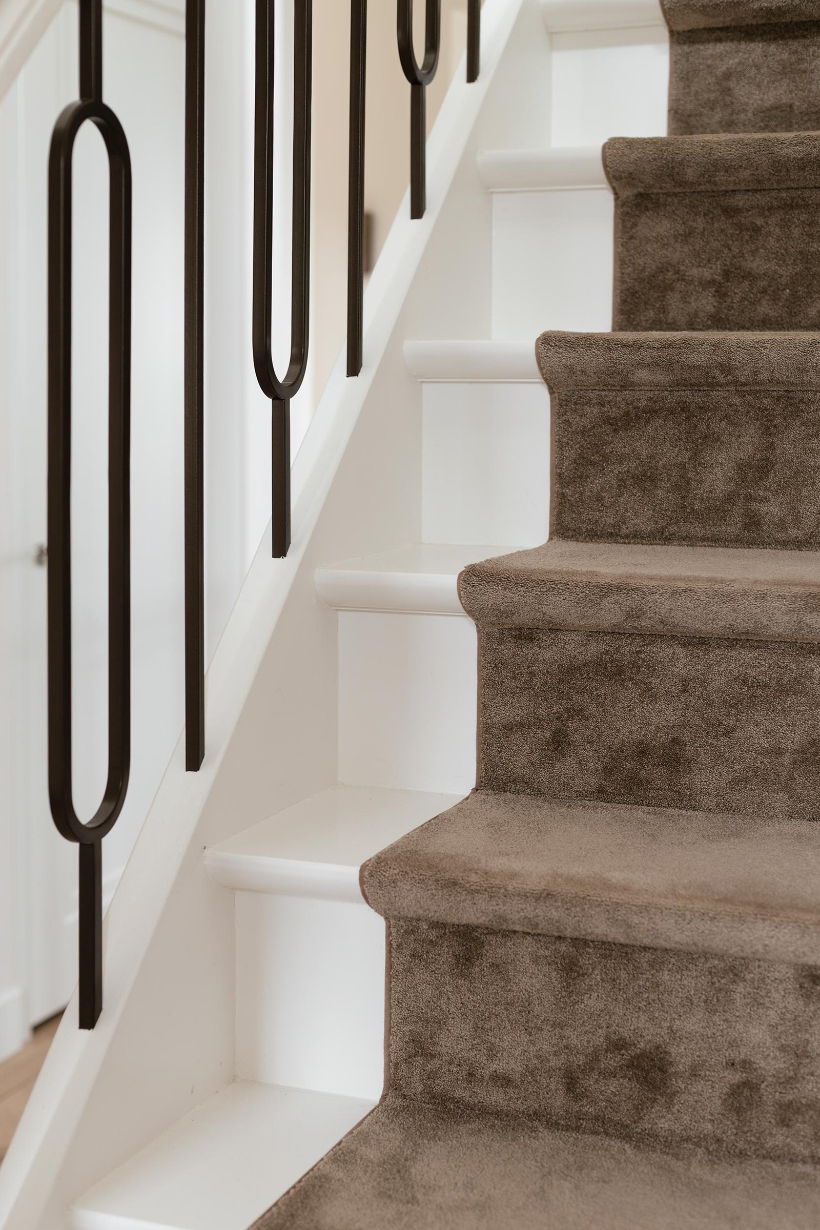 Luxe hal trap met loper.