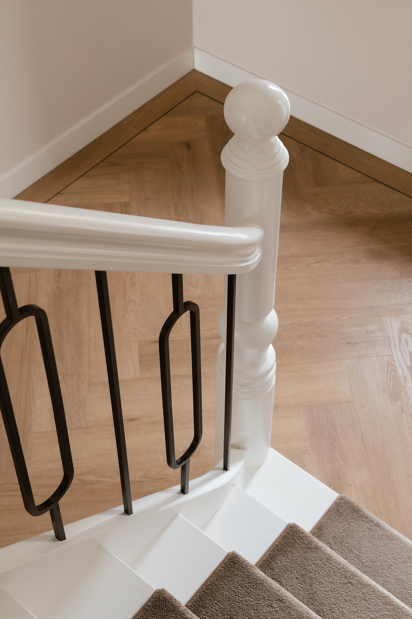 Luxe hal trap met loper.