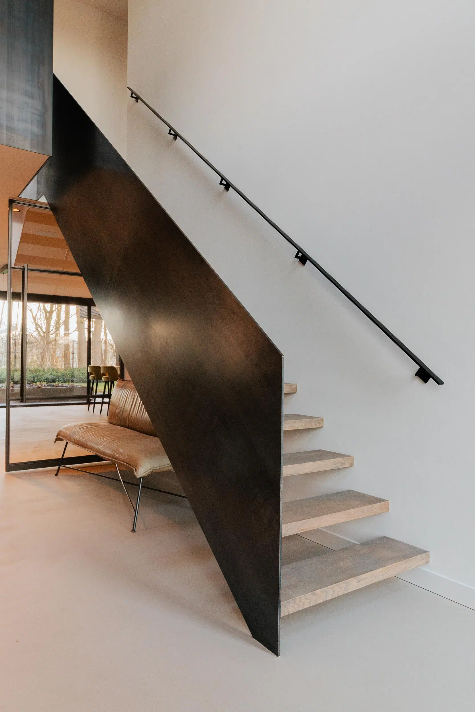 Trap met dunne stalen plaat als balustrade