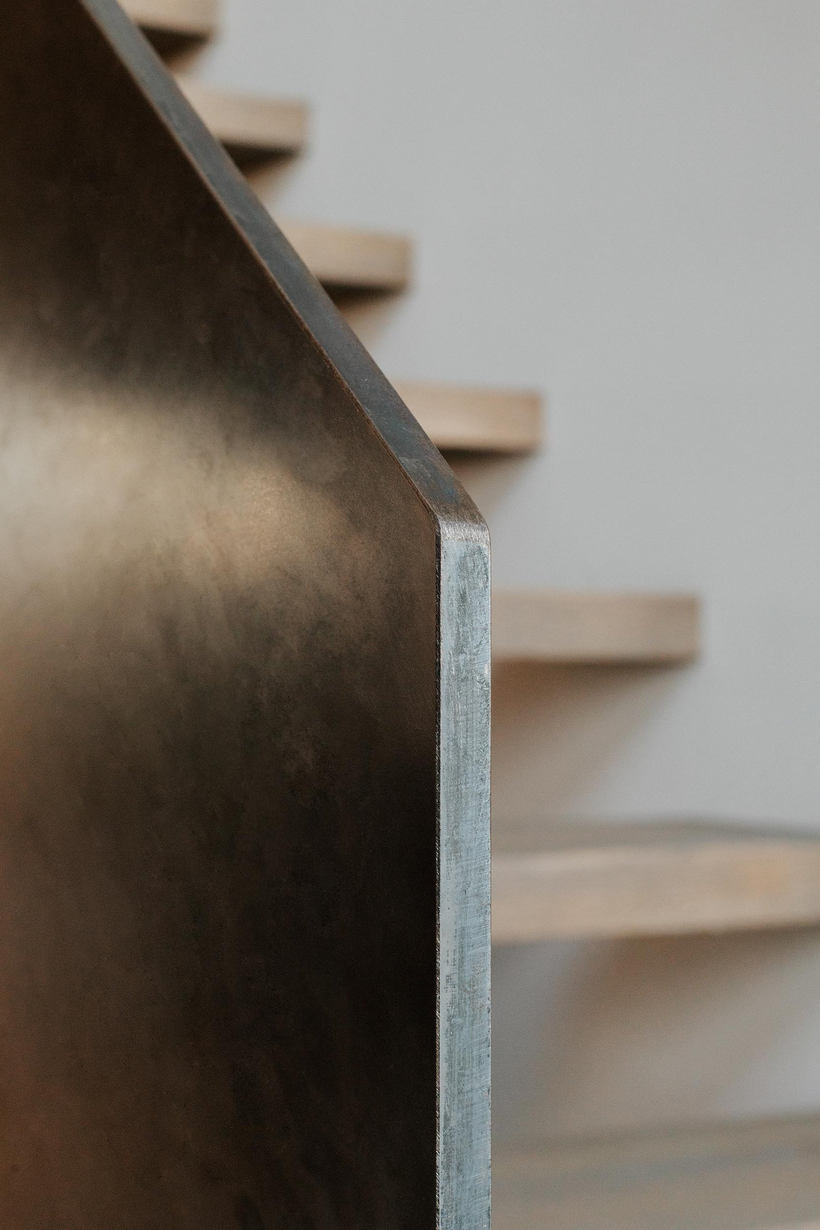 Trap met dunne stalen plaat als balustrade00004