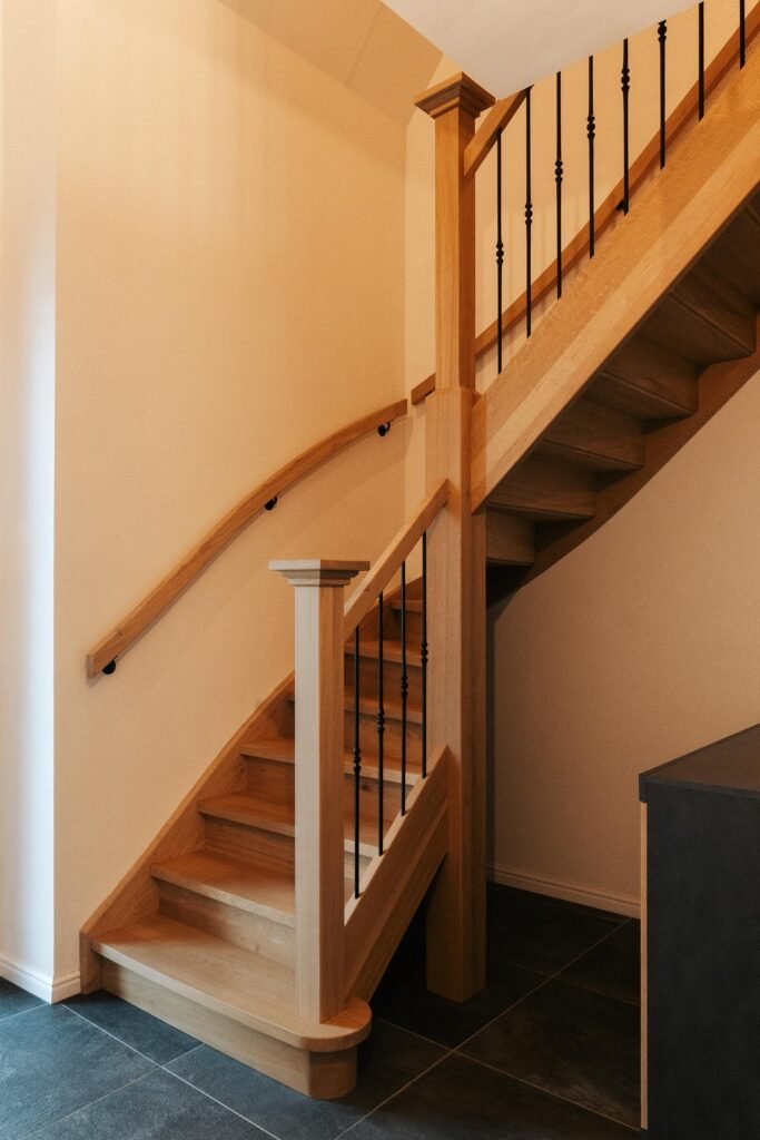 Trap met warme houtlook