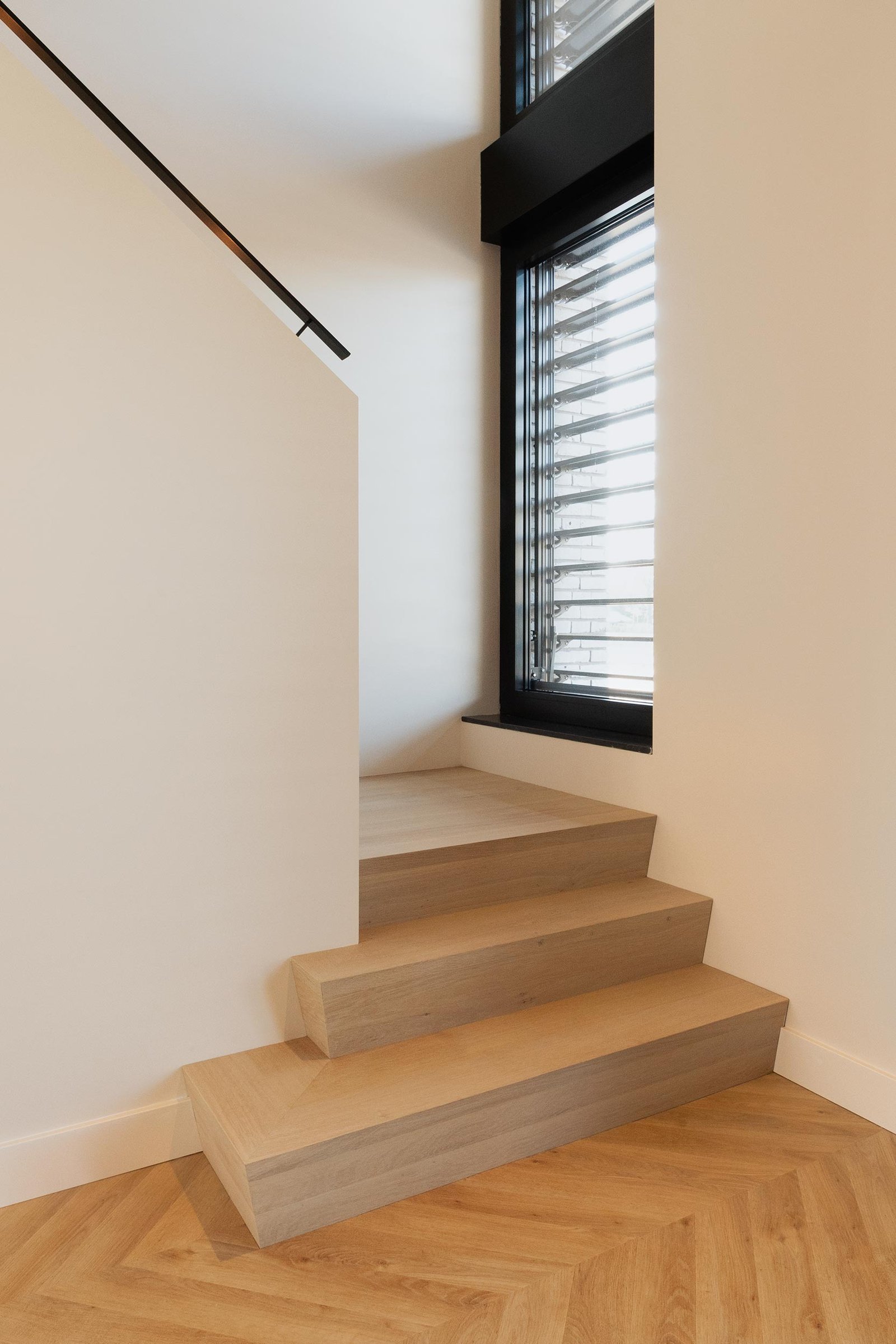 trap met schaduwvoeg