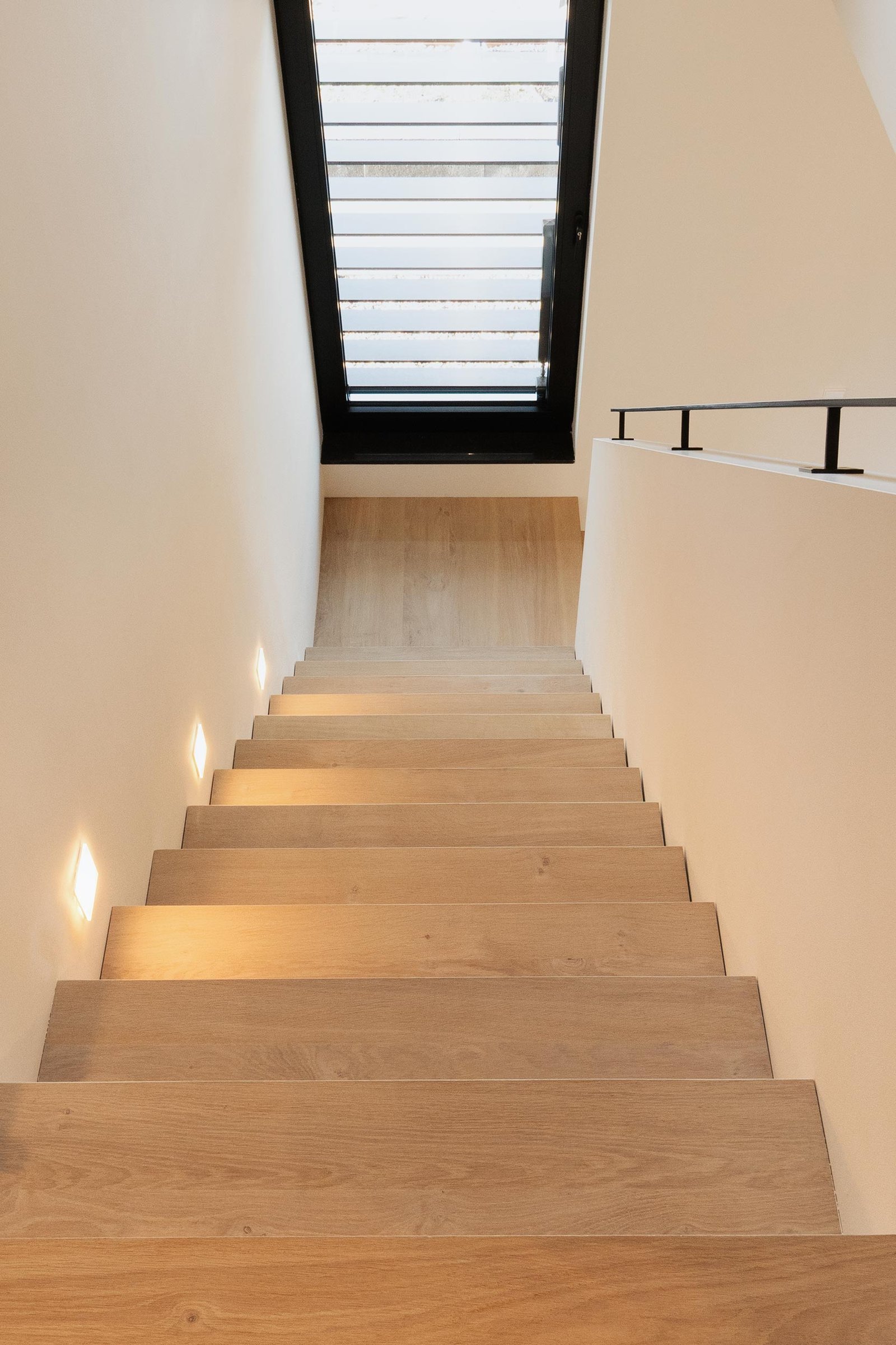 trap met schaduwvoeg